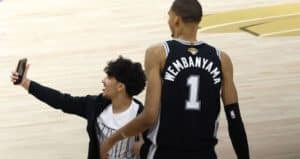 แบนตลอดชีพ! แฟนบาสฯ Gen Z บุกคอร์ตเซลฟี่ “เวมบี้” กลางเกม NBA Finals แค่อยากได้รูปถ่ายสุดท้ายของชีวิตในสนามบาสฯ อาชีพ